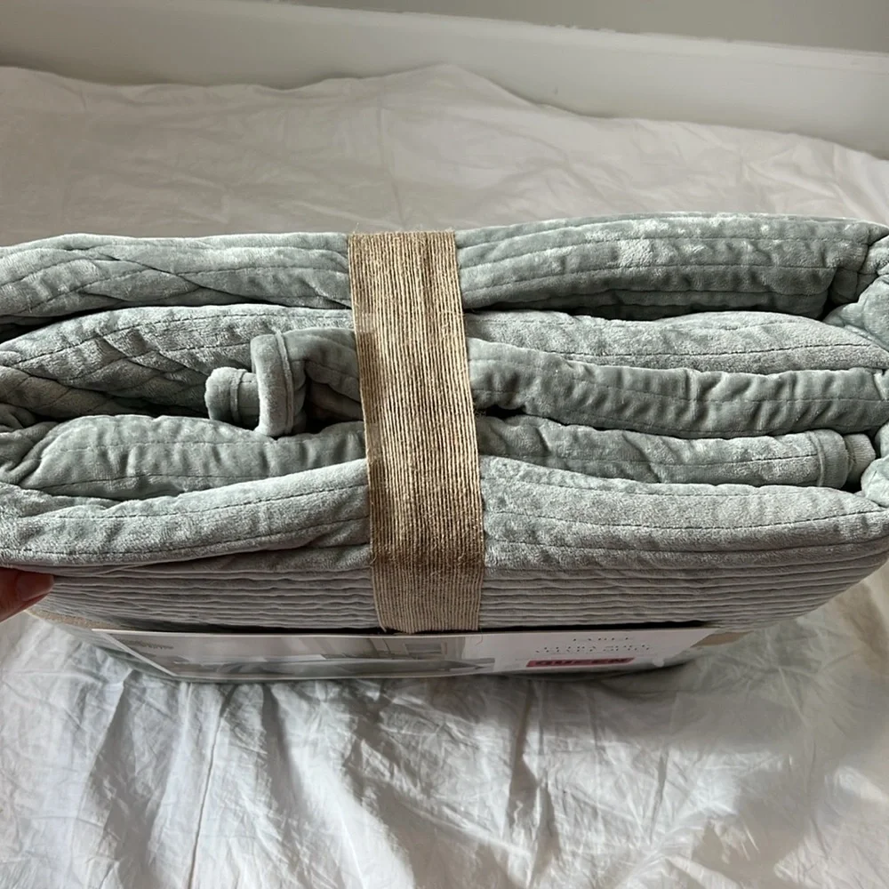 Fable Collection Ultra Soft Velvet Quilt Queen Bed Coverlet Smokey Jade NEW NWT - Picture 9 of 14